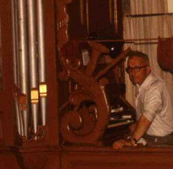 Jakob Willemstein aan het orgel in de kerk van Wilhelminadorp