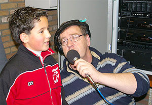 BVV Pupil van de week Chadi Salmi wordt geinterviewd voor de radio.