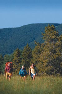 Vol goede moed, wandelend door de bergen