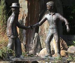 Standbeelden die elkaar handen geven