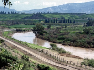 De rivier de Jordaan, net zuidelijk van het meer van Galilei.